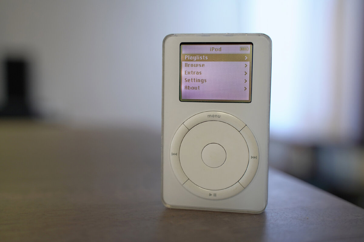 Apple ancora aggrappata a quella vite dal primo iPod: 24 anni dopo, resta essenziale per la strategia globale dell’azienda Apple ancora aggrappata a quella vite dal primo iPod: 24 anni dopo, resta essenziale per la strategia globale dell’azienda